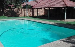 2 Bedroom Townhouse in Rooihuiskraal North