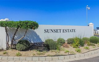 400 m² Land available in Sunset Estate