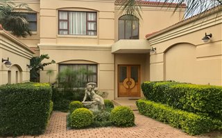 4 Bedroom House in Blue Valley Golf Estate