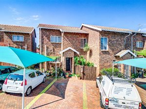 2 Bed Townhouse in Van Riebeeck Park