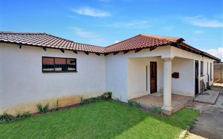 2 Bedroom House in Meadowlands