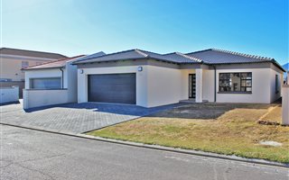 3 Bedroom House in Fairview Golf Estate