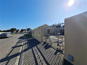 3 Bed House in Elsies River