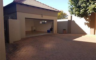 4 Bedroom House in Waterkloof Ridge