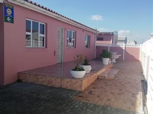 4 Bed House in Pelikan Park