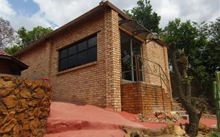 2 Bedroom Garden Cottage in Noordheuwel