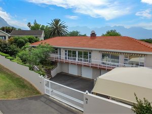 3 Bedroom House in Pearl Marina