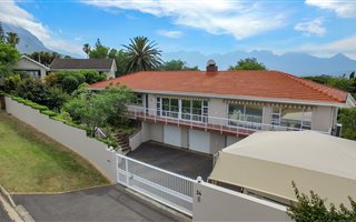 3 Bedroom House in Pearl Marina