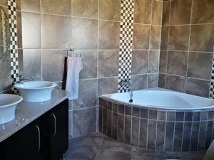 4 Bed House in Silver Stone Country Estate