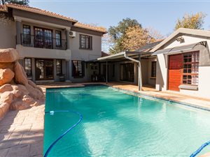 7 Bed House in Lakefield