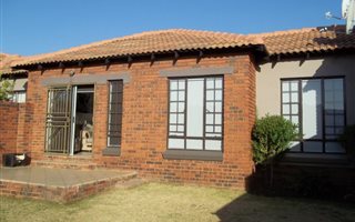 2 Bedroom Simplex in Mooikloof Ridge