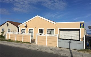 3 Bedroom House in Strandfontein