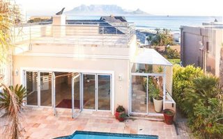 4 Bedroom House in Bloubergstrand