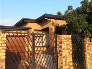 2 Bed House in Meadowlands