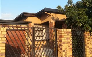 2 Bedroom House in Meadowlands
