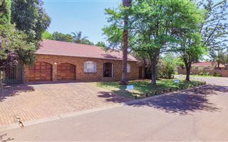 4 Bedroom House in Van Riebeeck Park