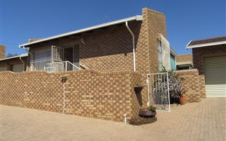 3 Bedroom Simplex in Helderkruin