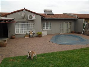 3 Bed Townhouse in Vanderbijlpark CE2