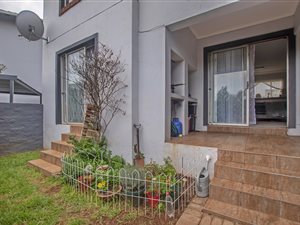 2 Bed Apartment in Florida Glen