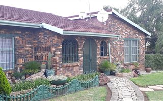 3 Bedroom House in Mooilande