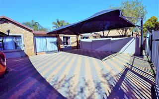 2 Bedroom House in Rooihuiskraal North