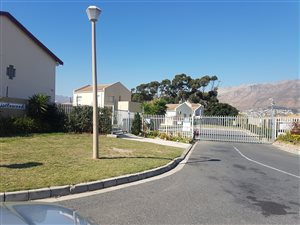 200 m² Land available in Gordons Bay Central