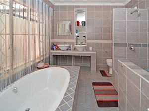 4 Bed House in Rooihuiskraal
