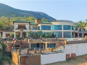 9 Bed House in Hartbeespoort Dam