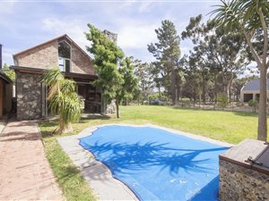 5 Bed House in High Riding Country Estate