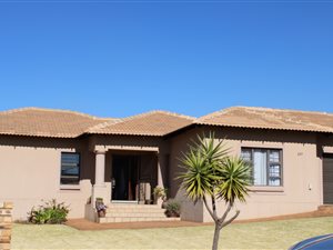3 Bed House in Heuningklip