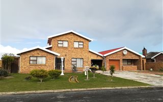 4 Bedroom House in Kleinbaai