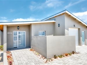 3 Bed House in Struisbaai