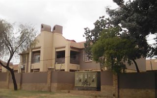 3 Bedroom Apartment in Carlswald North Estate