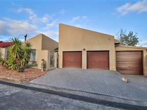 6 Bed House in Loerie Park
