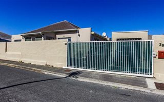 5 Bedroom House in Strand South