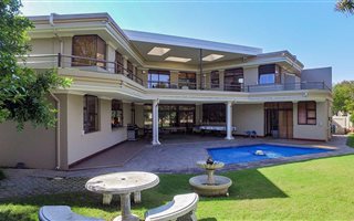 6 Bedroom House in Silver Lakes Golf Estate