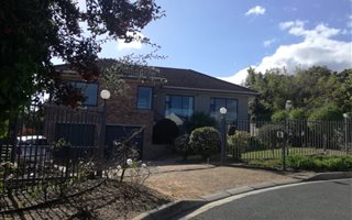 3 Bedroom House in Somerset West Central