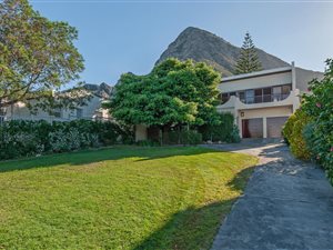 5 Bed House in Voelklip