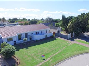 4 Bed House in Broadwood