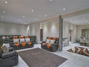 5 Bed House in Montclair