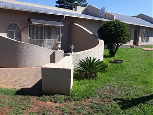 4 Bed House in Helikon Park