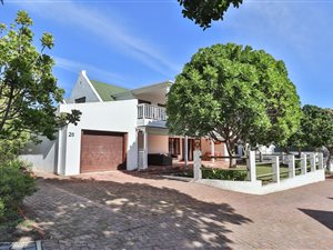 4 Bed House in Keurboomstrand
