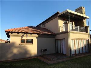3 Bed Townhouse in Vanderbijlpark SE8