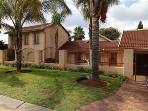 5 Bed House in Van Riebeeck Park
