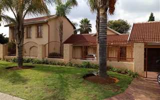 5 Bedroom House in Van Riebeeck Park