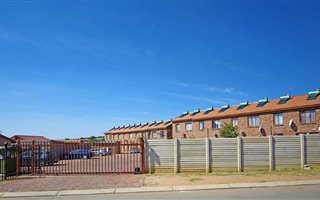 2 Bedroom Apartment in Olievenhoutbos