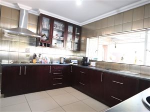 5 Bed House in Three Rivers East