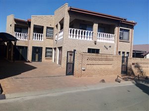 7 Bed House in Protea North