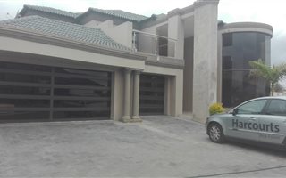 6 Bedroom House in Bendor Park
