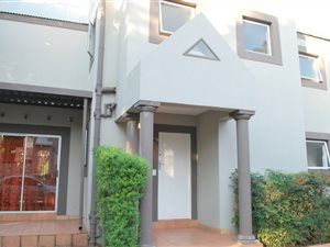 4 Bed House in Silver Lakes Golf Estate